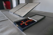 Das Bundesverdienstkreuz mit Urkunde. Foto: Pheline Hanke / Pressestelle Magistrat