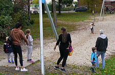 Die neue Seilbahn findet auf Anhieb Gefallen bei Eltern und Kindern. Foto: Sozialressort