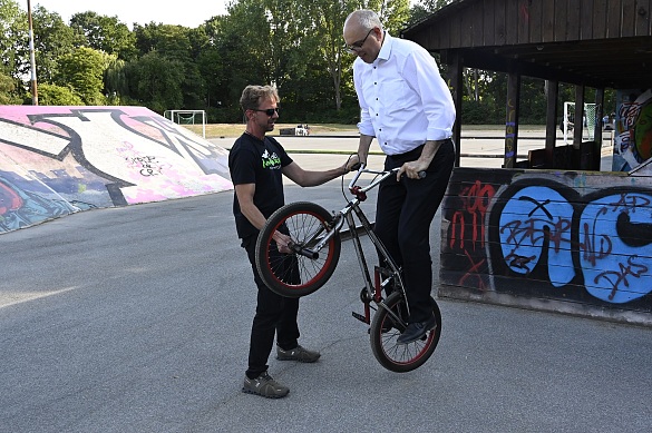 Bürgermeister Bovenschulte probierte sich auf dem BMX aus mit der Unterstützung von Funpark-Leiter Sven Witte. Foto: Senatspressestelle