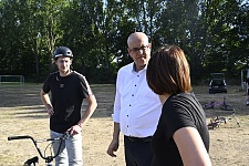 Vor Ort kam Bürgermeister Bovenschulte mit den Besucherinnen und Besucher des Funparks ins Gespräch. Foto: Senatspressestelle