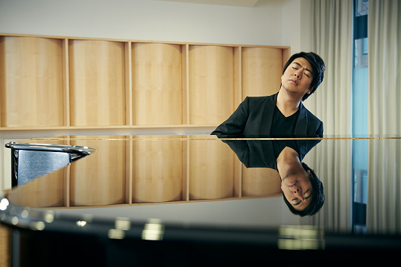 Der weltweit gefeierte Pianist Lang Lang spielt gemeinsam mit der Deutschen Kammerphilharmonie Bremen am 9. Oktober in der Glocke. Das Konzert wird live auf den Domshof gestreamt. Foto: Olaf Heine