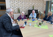 Klönschnack mit Bürgermeister Bovenschulte im Stiftungsdorf Osterholz. Foto: Senatspressestelle