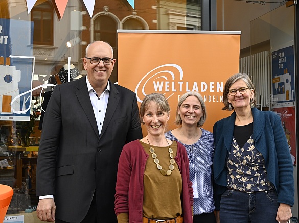 Bürgermeister Andreas Bovenschulte zusammen mit den hauptamtlichen Mitarbeiterinnen des Bremer Weltladens. Foto: Senatspressestelle