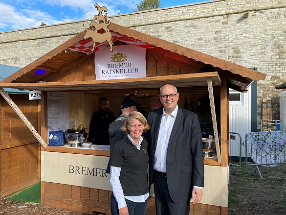 Bürgermeister Andreas Bovenschulte und Claudia Staffeldt vom Bremer Ratskeller freuen sich über die gelungene Präsentation Bremens in Erfurt.