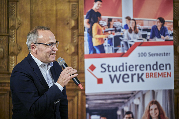 Hauke Kieschnick, Geschäftsführer des Studierendenwerks Bremen bei seiner Begrüßungsrede. Foto: Marcus Meyer Photography