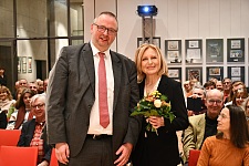 Bremens Bevollmächtigter Dr. Olaf Joachim freut sich mit Maren Kroymann über die gelungene Veranstaltung. Foto: LVHB