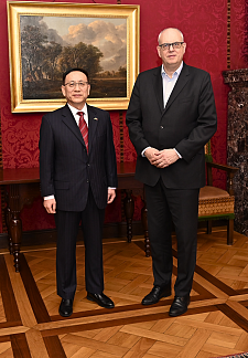 Bürgermeister Bovenschulte empfängt den chinesischen Generalkonsul Wu Cong im Rathaus. Foto: Senatspressestelle