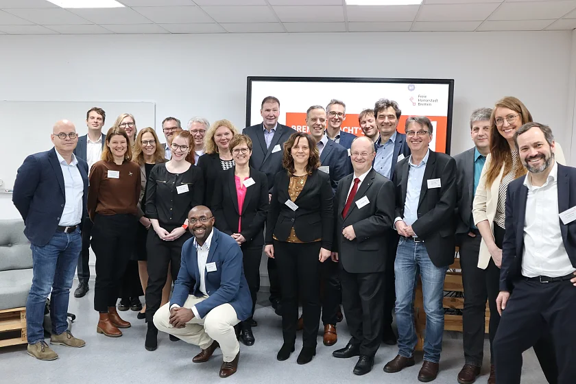 Bremens Finanzstaatsrat Dr. Martin Hagen (8. v.r.) und Dr. Markus Richter, Beauftragter der Bundesregierung für Informationstechnik (9. v.r.) inmitten der Köpfe, die Bremens Verwaltung digital denken und machen. Foto: Finanzressort Bremens Finanzstaatsrat Dr. Martin Hagen (8. v.r.) und Dr. Markus Richter, Beauftragter der Bundesregierung für Informationstechnik (9. v.r.) inmitten der Köpfe, die Bremens Verwaltung digital denken und machen. Foto: Finanzressort