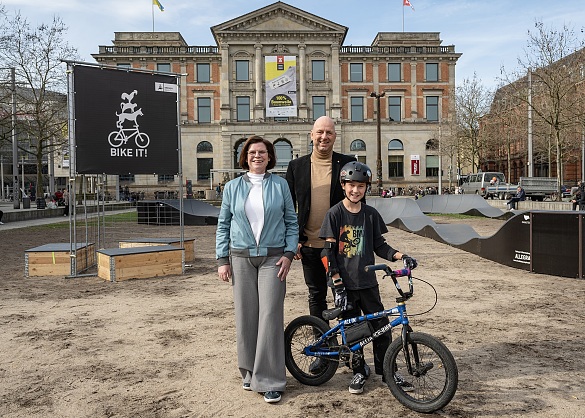 Wirtschaftssenatorin Kristina Vogt, WFB-Geschäftsführer Oliver Rau und der junge Biker Tommy freuen sich über den Pumptrack vor dem Übersee-Museum. Foto: WFB, Jan Rathke