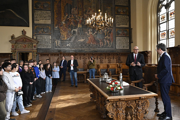 Die Schülerinnen und Schülern eines Workshops der vier Bremer UNESCO-Projektschulen tauschten sich mit dem Botschafter und dem Bürgermeister aus. Foto: Senatspressestelle