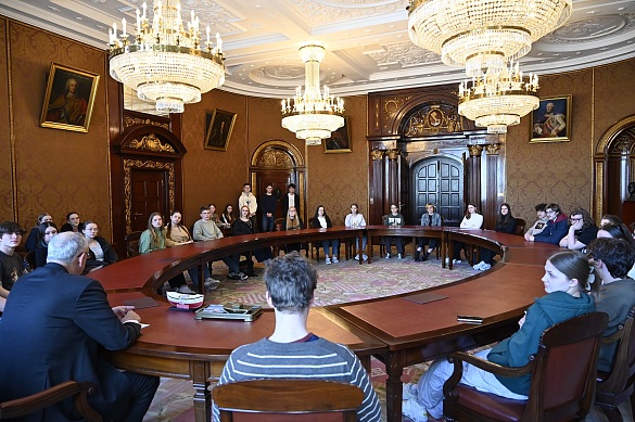 Bürgermeister Dr. Andreas Bovenschulte unterhielt sich mit den Jugendlichen aus Danzig im Senatssaal. Foto: Senatspressestelle