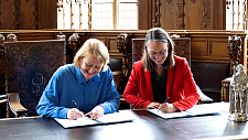 Bundesfamilienministerin Lisa Paus (links) und Bremens Senatorin für Kinder und Bildung, Sascha Karolin Aulepp, unterzeichnen den Vertrag zur Umsetzung des KiTa-Qualitätsgesetzes. Foto: Bildungsressort