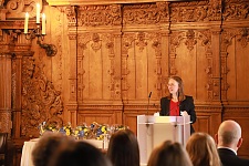 Kinder- und Bildungssenatorin Sascha Karolin Aulepp spricht ein Grußwort. Foto: SKB