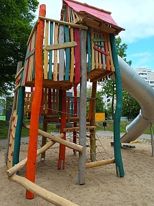 Ein Baumhaus ohne Baum – auf dem neu angelegten Spielplatz Pfälzer Weg wurden die Wünsche der Kinder auch ohne den erforderlichen Baum erfüllt. Foto: Sozialressort