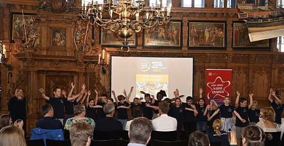 Schülerinnen und Schüler der Grundschule Horner Straße präsentieren ihren Beitrag Der Schaurige Schusch in der Oberen Rathaushalle. Foto: Senatspressestelle