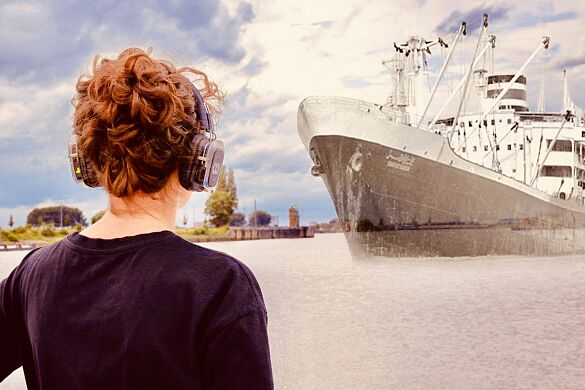Katrin Bretschneider führt die Besucher in eine Zeit, wo noch Schiffe am alten Überseehafen ein- und ausliefen. Foto: Christina Vogelsang 