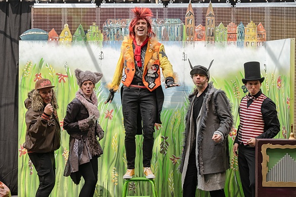 Das Ensemble Stadtmusikantenspiel führt im Auftrag von Bremen Tourismus das bekannte Märchen auf der Ländermeile auf. Foto: Jan Rathke/WFB
