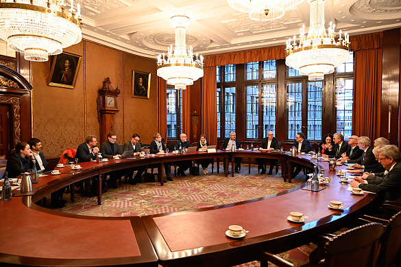 Der Transformationsrat bei seiner konstituierenden Sitzung im Senatssaal. Foto: Senatspressestelle