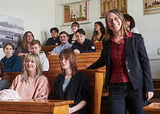 Die Senatorin mit einigen der Schülerinnen und Schüler im Hörsaal des Schulmuseums. Foto: Michael Schnelle, Fotoarchiv SKB Bremen
