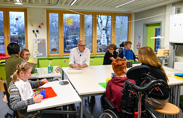 Bürgermeister Andreas Bovenschulte (Mitte) besucht die Paul-Goldschmidt-Schule. Foto: Senatspressestelle