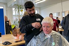 Praktisch veranlagt: Der Bürgerschaftsabgeordnete Volker Stahmann testete das Können der angehenden Friseure. Foto: Arbeitsressort