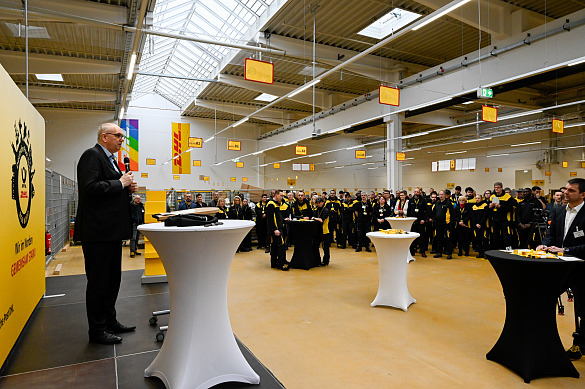 Bürgermeister Andreas Bovenschulte bei der Eröffnung des neuen DHL-Zustellstützpunktes. Foto: Senatspressestelle
