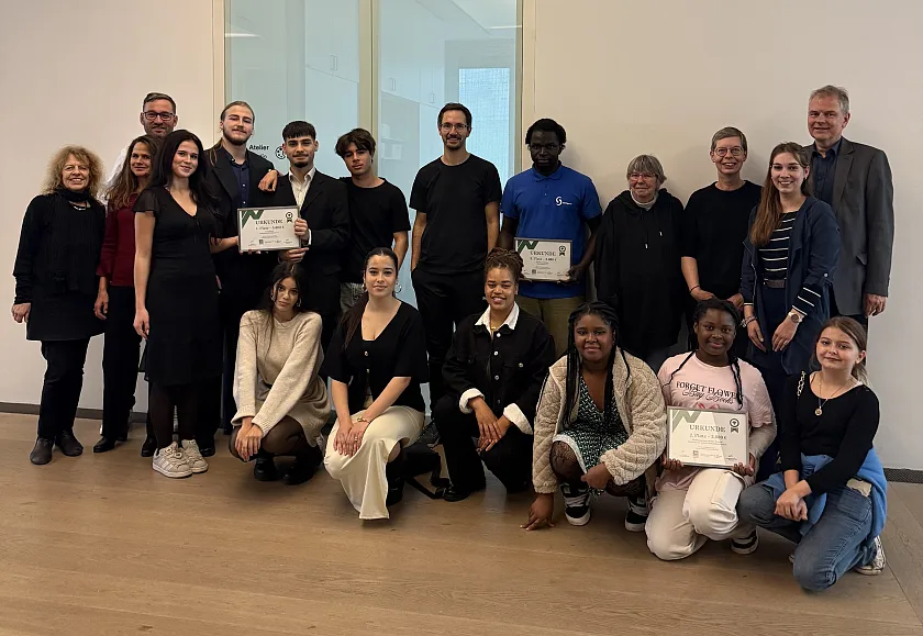 Die Gewinnerinnen und Gewinner des Engagementpreises 2025 mit Abteilungsleiter Rolf Diener (2. Reihe, r.) in der Kunsthalle. Die Gewinnerinnen und Gewinner des Engagementpreises 2025 mit Abteilungsleiter Rolf Diener (2. Reihe, r.) in der Kunsthalle.