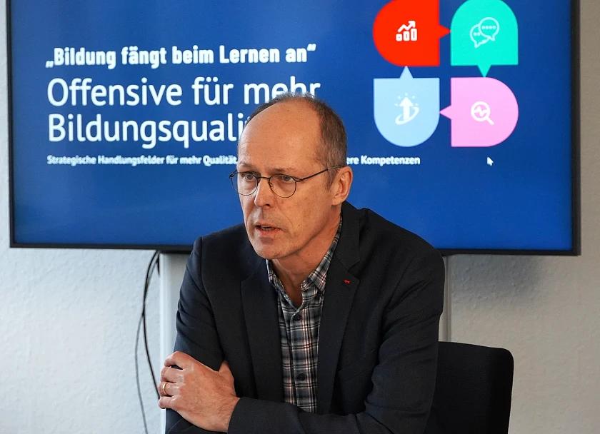 Senator für Kinder und Bildung Mark Rackles präsentiert die Eckpunkte der Qualitätsoffensive zur Stärkung der Schulen im Land Bremen. Senator für Kinder und Bildung Mark Rackles präsentiert die Eckpunkte der Qualitätsoffensive zur Stärkung der Schulen im Land Bremen.