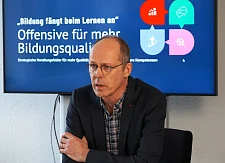 Senator für Kinder und Bildung Mark Rackles präsentiert die Eckpunkte der Qualitätsoffensive zur Stärkung der Schulen im Land Bremen. Senator für Kinder und Bildung Mark Rackles präsentiert die Eckpunkte der Qualitätsoffensive zur Stärkung der Schulen im Land Bremen.