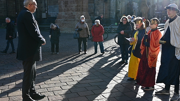 Bürgermeister Andreas Bovenschulte begrüßt die Sternsinger vor dem Bremer Rathaus, die am Dreikönigstag den Segensspruch an der Rathaustür anbringen. 