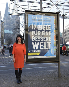 Staatsrätin Hiller vor einem Konferenzplakat am Domshof in der Bremer Innenstadt