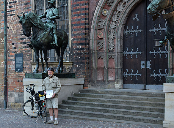 Günter Schulte freut sich: Gerade hat er im Rathaus seinen letzten Stempel für das Weser-Radweg-Diplom erhalten