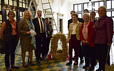 Bürgermeister Jens Böhrnsen (3. von li.) und Andrea Geerken (2. von li.) freuen sich mit den Landfrauen über die schöne Erntekrone