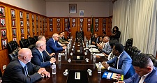 Beim Besuch in Windhoek standen auch politische Gespräche im Fokus – wie hier bei dem Parlamentspräsidenten Hon. Prof. Peter Katjavivi. Foto: Senatspressestelle