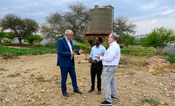 Um die Okukuna Farm am Stadtrand von Windhoek zu unterstützen, wird Hansewasser eine Solarpumpe zur Bewässerung auf der Farm finanzieren. Auf dem Bild sind Bürgermeister Bovenschulte und Geschäftsführer von Hansewasser, Ekkehard Siering, im Gespräch mit einem Mitarbeiter der Farm. Foto: Senatspressestelle