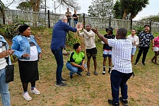 Wie junge Menschen durch Sport Selbstbewusstsein, hat der Besuch des Isithumba Sportgartens gezeigt – ein Gemeinschaftsprojekt mit dem Bremer Sportgarten. Foto: Senatspressestelle