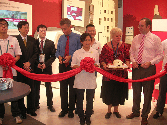 (v.l.n.r) Lewis Shen, Nui Chang Sheng, Michael Glotz-Richter, Ulrike Hövelmann (mit Kuchen), Senator Dr. Loske