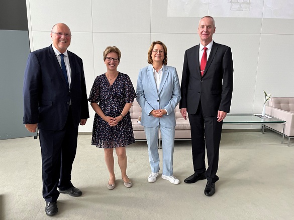 Festredner Prof. Dr. Frank Arloth, Justizsenatorin Dr. Claudia Schilling, Bürgerschaftspräsidentin Antje Grotheer und Hans-Jürgen Erdtmann, Leiter der JVA Bremen im Haus der Bürgerschaft. Foto: Justizressort