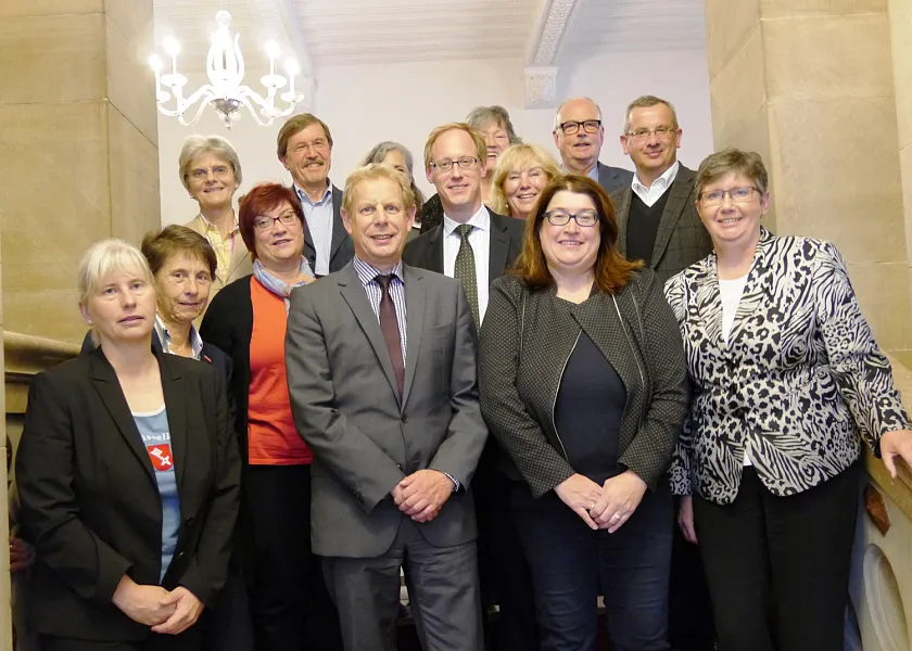 Das Foto zeigt die Mitglieder des Bremer Bündnisses für Familie nach der Sitzung des Kuratoriums am 8. Oktober 2014 v.l.n.r.: Wiebke Hamm, Handelskammer Bremen; Angelika Pfeifer, Handwerkskammer Bremen; Eda Bosse, Bremische ev. Kirche; Anette Düring, DGB; Dr. Arnold Knigge, LAG der Freien Wohlfahrtspflege; Ingo Schierenbeck, Arbeitnehmerkammer; Margareta Steinrücke (verdeckt), GF Bündnis für Familie; Cornelius Neumann-Redlin, Unternehmensverbände im Lande Bremen, Ulrike Hauffe, Landesbeauftragte für Frauen, Andrea Frenzel-Heiduk, GF Bündnis für Familie; Anja Stahmann, Senatorin für Soziales, Kinder, Jugend und Frauen; Dr. Klaus Sondergeld, WFB; Probst Martin Schomaker, Katholischer Gemeindeverband; Christine Eden, Agentur für Arbeit Bremen-Bremerhaven Das Foto zeigt die Mitglieder des Bremer Bündnisses für Familie nach der Sitzung des Kuratoriums am 8. Oktober 2014 v.l.n.r.: Wiebke Hamm, Handelskammer Bremen; Angelika Pfeifer, Handwerkskammer Bremen; Eda Bosse, Bremische ev. Kirche; Anette Düring, DGB; Dr. Arnold Knigge, LAG der Freien Wohlfahrtspflege; Ingo Schierenbeck, Arbeitnehmerkammer; Margareta Steinrücke (verdeckt), GF Bündnis für Familie; Cornelius Neumann-Redlin, Unternehmensverbände im Lande Bremen, Ulrike Hauffe, Landesbeauftragte für Frauen, Andrea Frenzel-Heiduk, GF Bündnis für Familie; Anja Stahmann, Senatorin für Soziales, Kinder, Jugend und Frauen; Dr. Klaus Sondergeld, WFB; Probst Martin Schomaker, Katholischer Gemeindeverband; Christine Eden, Agentur für Arbeit Bremen-Bremerhaven