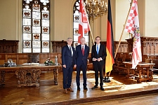 Bürgermeister Dr. Carsten Sieling, Botschafter Stéphane Dion und Wirtschaftssenator Martin Günthner im Senatsgestühl der Oberen Halle