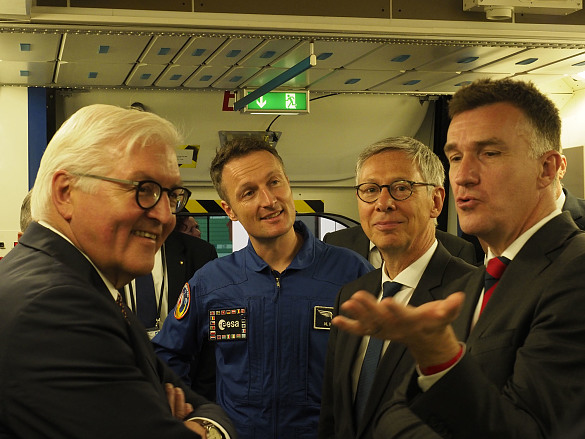 Oliver Juckenhöfel, Standortleiter Airbus Raumfahrt Bremen (re.), erläutert im 1:1-Modell des SpaceLabs zusammen mit ESA-Astronaut Matthias Maurer (2.v.l.) die Wirkung des Schwerelosigkeit 
