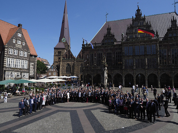Gruppenbild mit Bundespräsident: Auf dem Bremer Marktplatz nahmen die rund 150 internationalen Diplomaten die Gelegenheit wahr zu einem Foto mit dem höchsten deutschen Staatsrepräsentanten