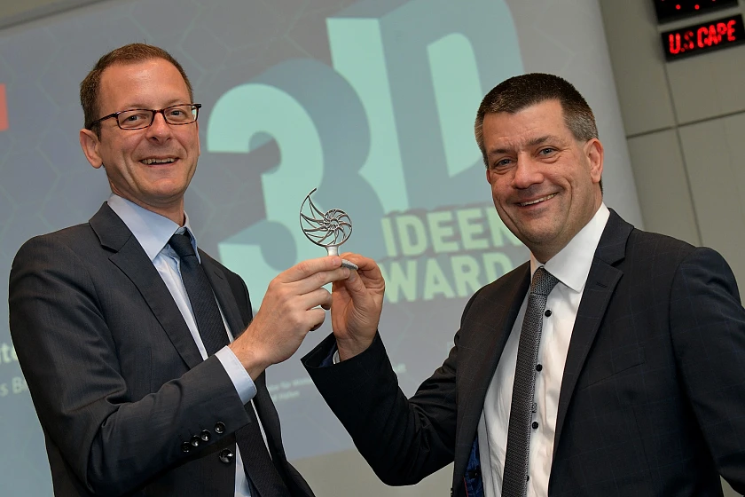 Senator Martin Günthner und André Walter (rechts), Standortleiter Airbus Bremen, mit dem Bre3D-Award Senator Martin Günthner und André Walter (rechts), Standortleiter Airbus Bremen, mit dem Bre3D-Award