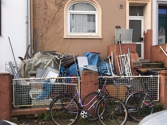 Im Bild: eine illegale Müllablagerung auf einem privaten Grundstück in Bremen, jpg, 119.5 KB