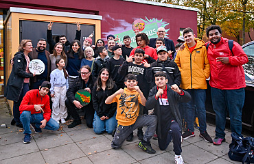 Gruppenfoto mit Jugendlichen vom Jugendzentrum Hemelingen. Foto: Senatspressestelle