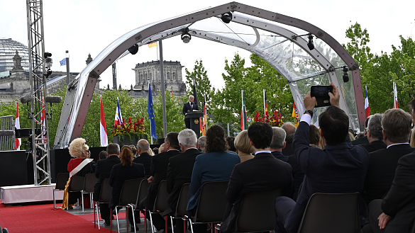 Bundespräsident Steinmeier spricht zur Eröffnung des Festaktes in Berlin. 