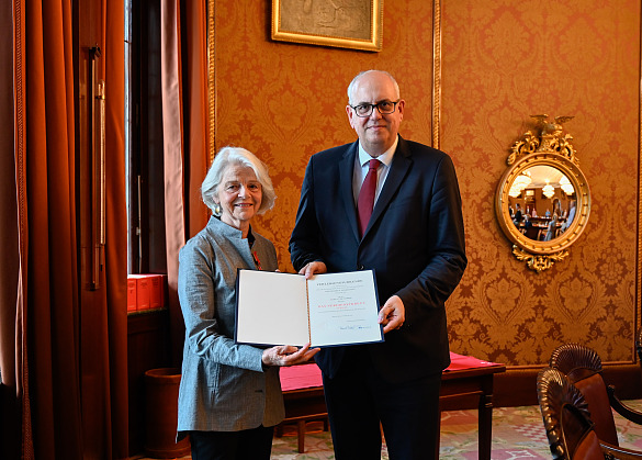 Bürgermeister Bovenschulte übergibt das Bundesverdienstkreuz an Marie-Luise Zimmer. Foto: Senatspressestelle