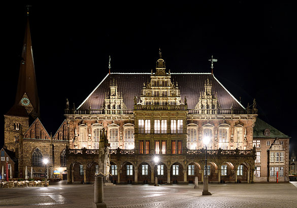 Seit 20 Jahren UNESCO-Welterbe - Rathaus und Roland im Herzen der Hansestadt. Foto: Senatspressestelle/Michael Dieck