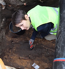 Die Anthropologin Swantje Grohmann legt die frühmittelalterlichen Skelette frei. Foto: Landesarchäologie Bremen