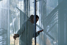 Performance in der atmosphärischen Installation Wasserkörper von Luisa Eugeni. Foto: Tobias Hübel
